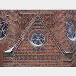 Haupttor Hessenstein mit Buntglasfenster und Schriftzug