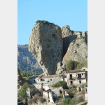 Gefhrlich hngt der Felsen ber dem Dorf, Pentedattilo, Italien